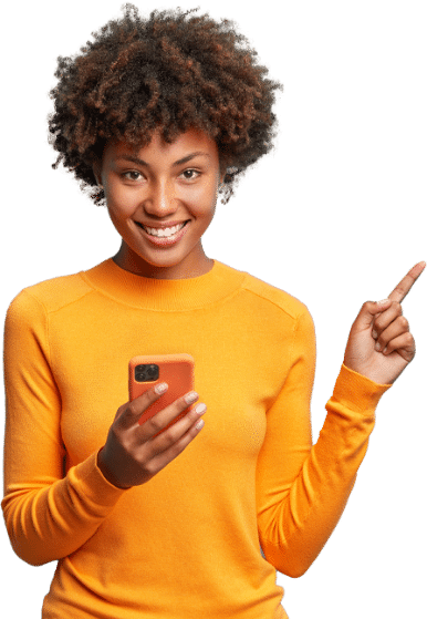 Bela mulher jovem negra sorrindo apontando para as condições de financiamento.